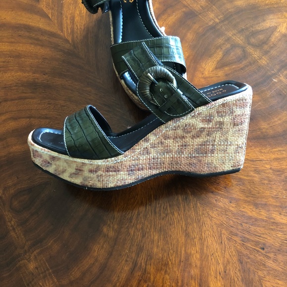 Donald Pliner Wedge - Picture 4 of 7